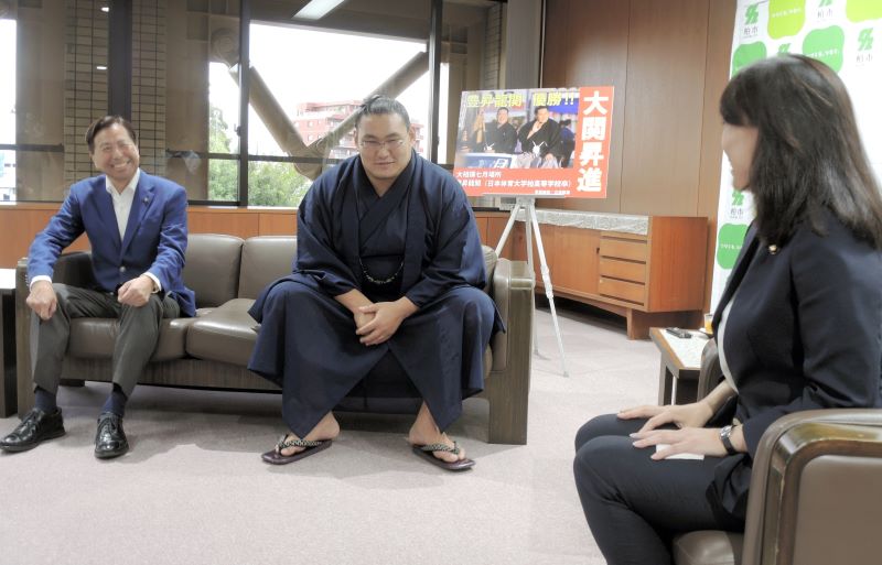 大関昇進後、柏市役所に太田市長（右）を訪ねた豊昇龍（中央）。左が小田山さん＝２０２３年８月１日